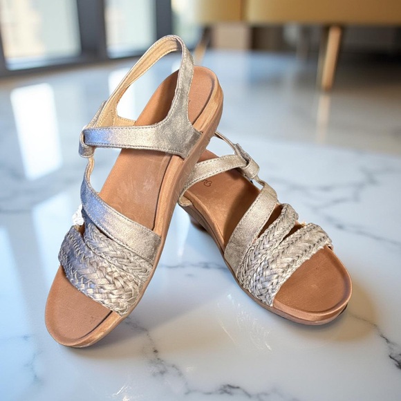 Baretraps Shoes - Baretraps EUC Sz 8.5 Jalen Silver Strappy Sandals
Man Made Materials (SH181)